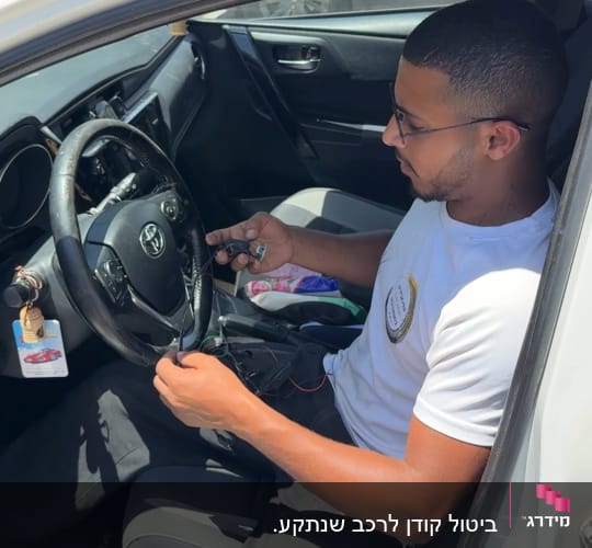 אדם יושב ברכב עם מפתחות ביד